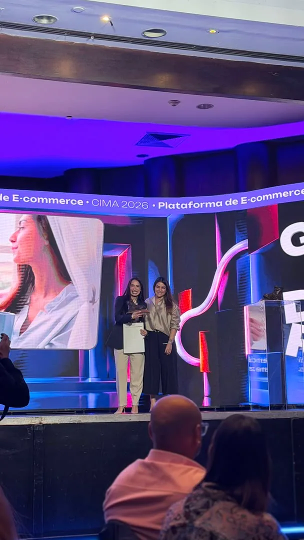 Yulieth Carvajal, CEO de SoyTechno, y Alejandra Da Costa, CEO de Playful Agency, recogen el premio en la categoría Plataforma de E-commerce de los Premios CIMA 2026.