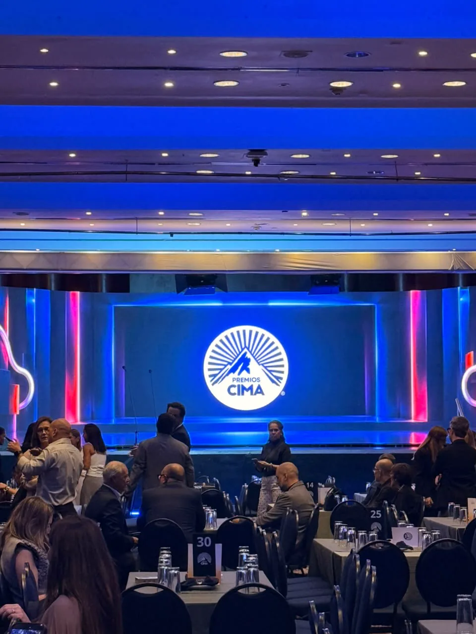 Salón Plaza Real del Hotel Eurobuilding de Caracas, con el logo de Premios CIMA en el escenario durante la ceremonia de 2026.