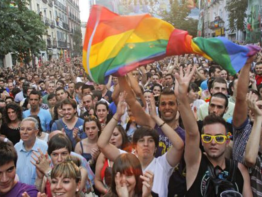 Comunidad LGBT Reunida en el Mes del Orgullo Gay