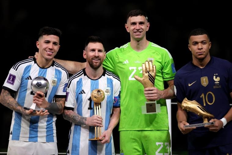 Messi con los jugadores reconocidos por la FIFA 2022