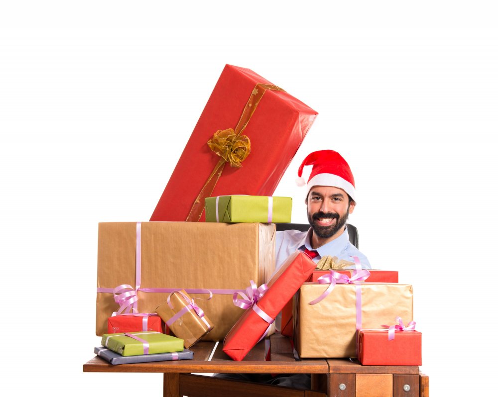 Hombre sonriente con cajas de regalo