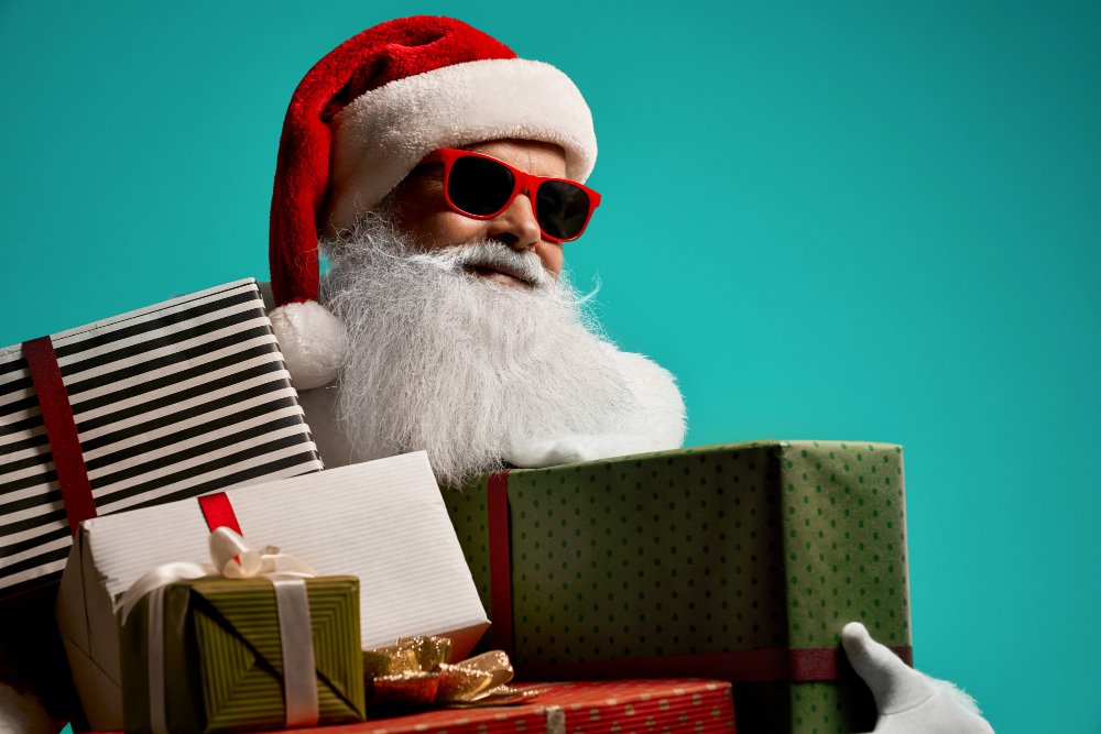 santa con lentes y regalos